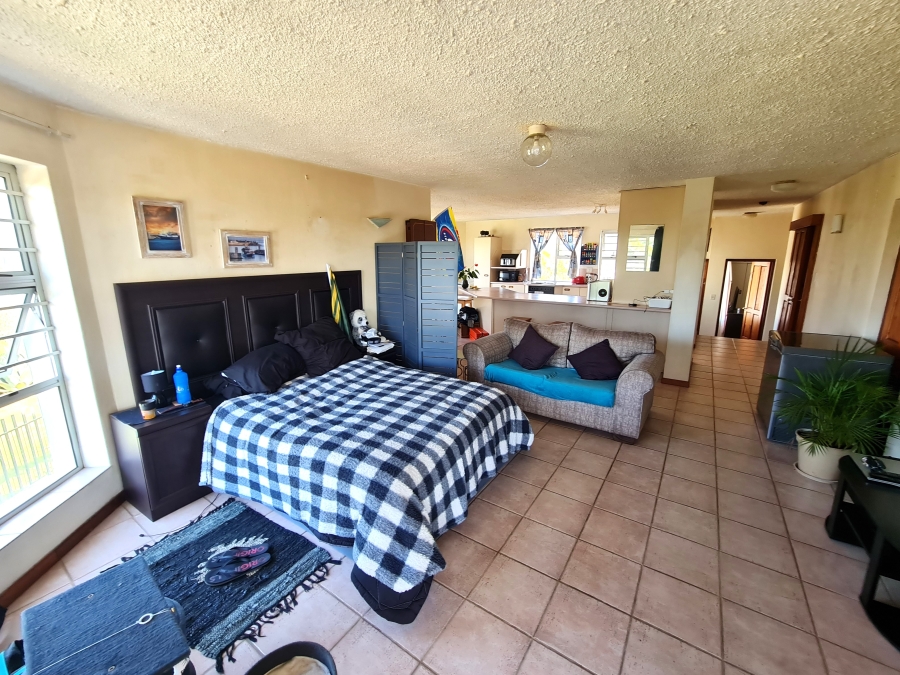 5 Bedroom Property for Sale in Wavecrest Eastern Cape